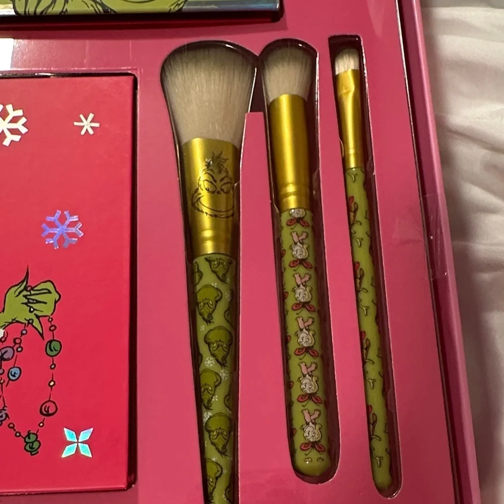 Grinch Eyeshadow and Complexion Palettes and Brush Set.